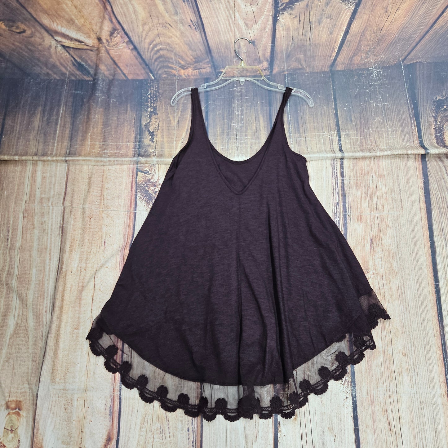 ANGIE SLUBBY V NECK LACE HEM TANK X2N56